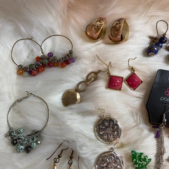 Lot of 20 Earrings Pairs Assorted Colors & Shapes Mixed Women's Jewelry Lots - Picture 3 of 7